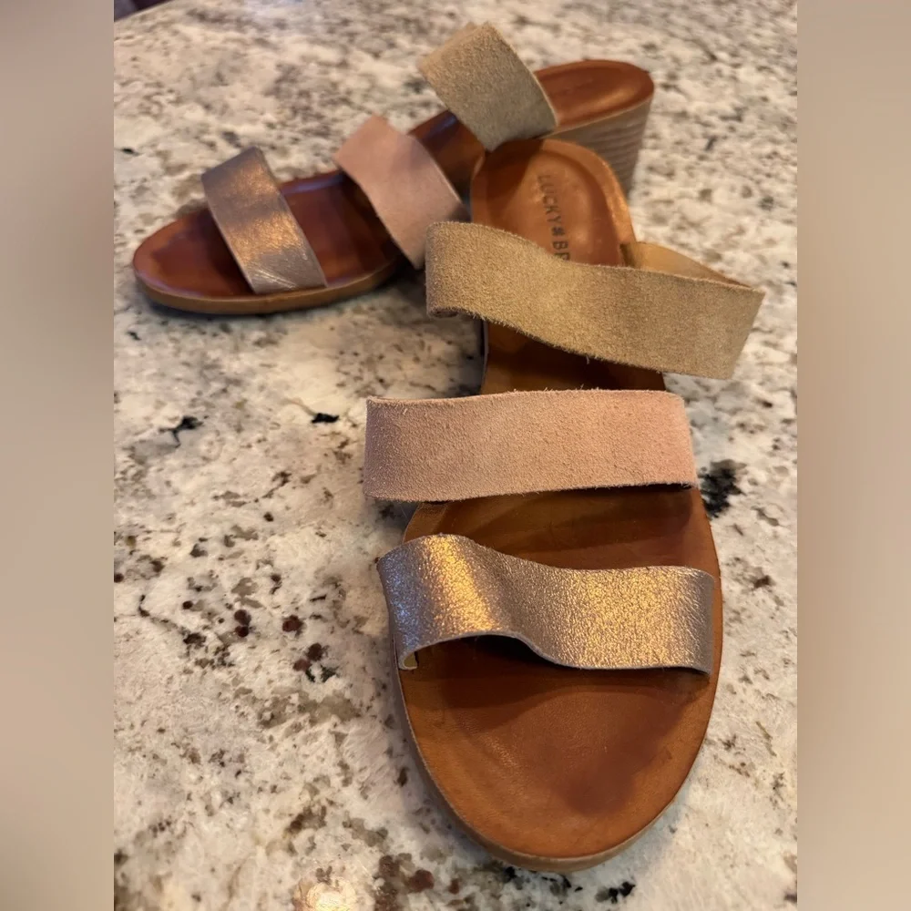 Lucky Brand Rileigh Block Heel‎ Sandals with Metallic Finish